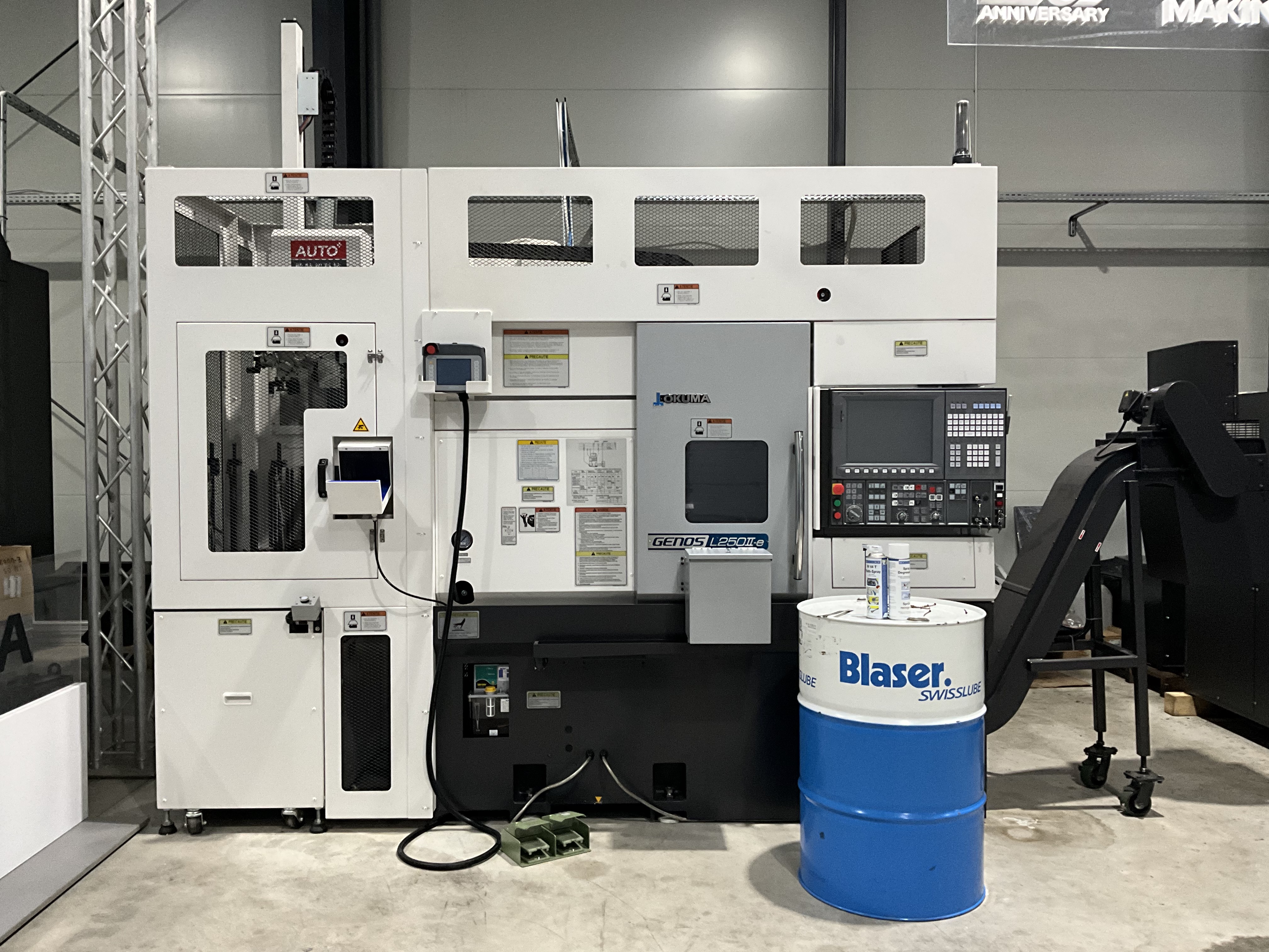 OKUMA GENOS L250II-e cu automatizare Gantry Loader